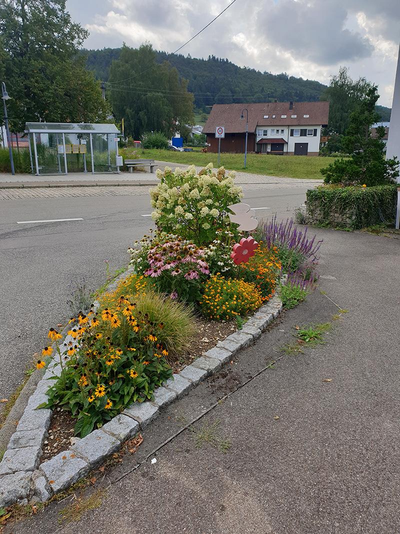 Blumeninsel mit bunten Blumen