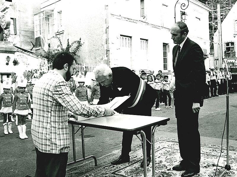 Bürgermeister Willi Fischer und Bürgermeister Dr. Jean Pagès aus Luynes unterschreiben am 15. September 1984 die Partnerschaftsurkunde in Luynes
