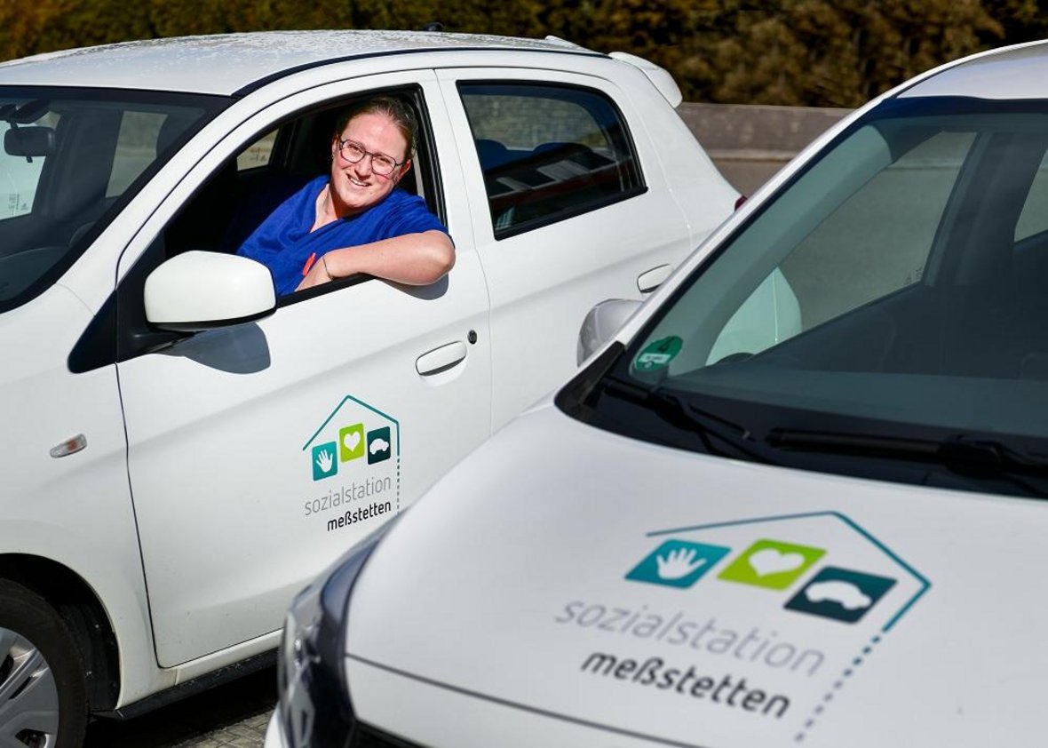 Pflegefachkraft im Auto der Sozialstation