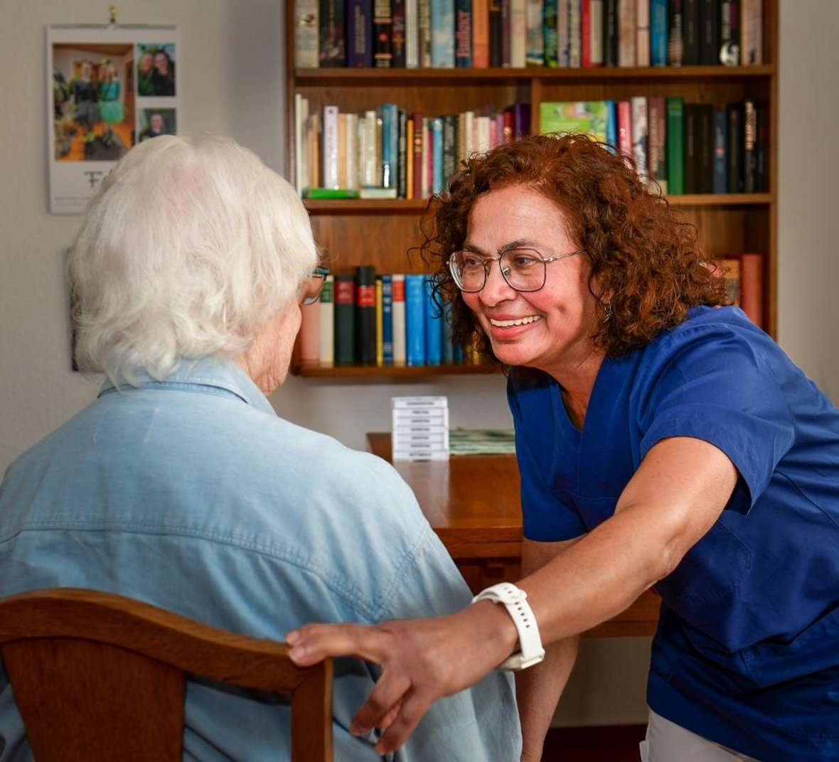 Pflegekraft der Sozialstation mit einer Klientin