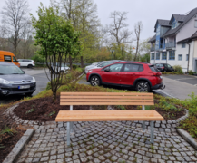 Die neue Sitzbank und der frischn gepflanzte Baum in der Ebinger Straße.