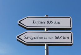 Wegweiser in Richtung Luynes und Savigne sur Latan.