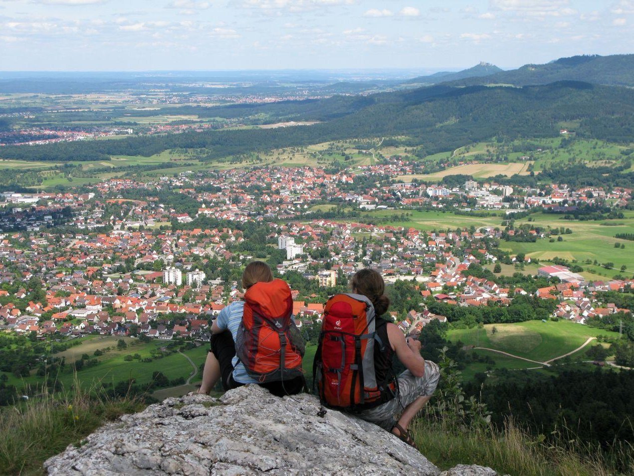 Blick vom Lochenstein auf Balingen und im Hintergrund zur Burg Hohenzollern