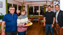 Bürgermeister Schroft mit den Inhabern in der Gaststätte Syrenka.